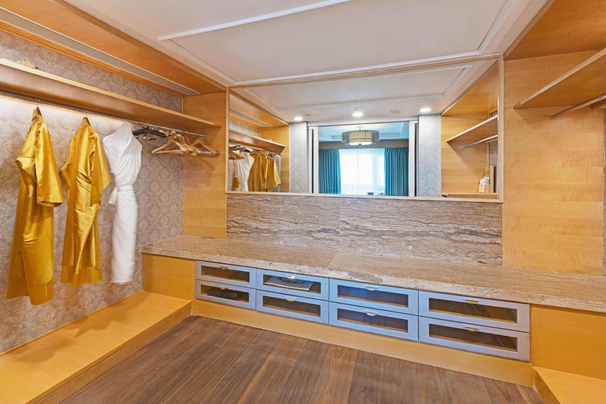 Itc Grand Chola, A Luxury Collection Hotel, Ченнаї Екстер'єр фото A walk-in closet
